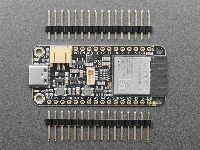 Circuit imprimé Feather ESP32-S3 avec connecteurs de broches en haut et en bas