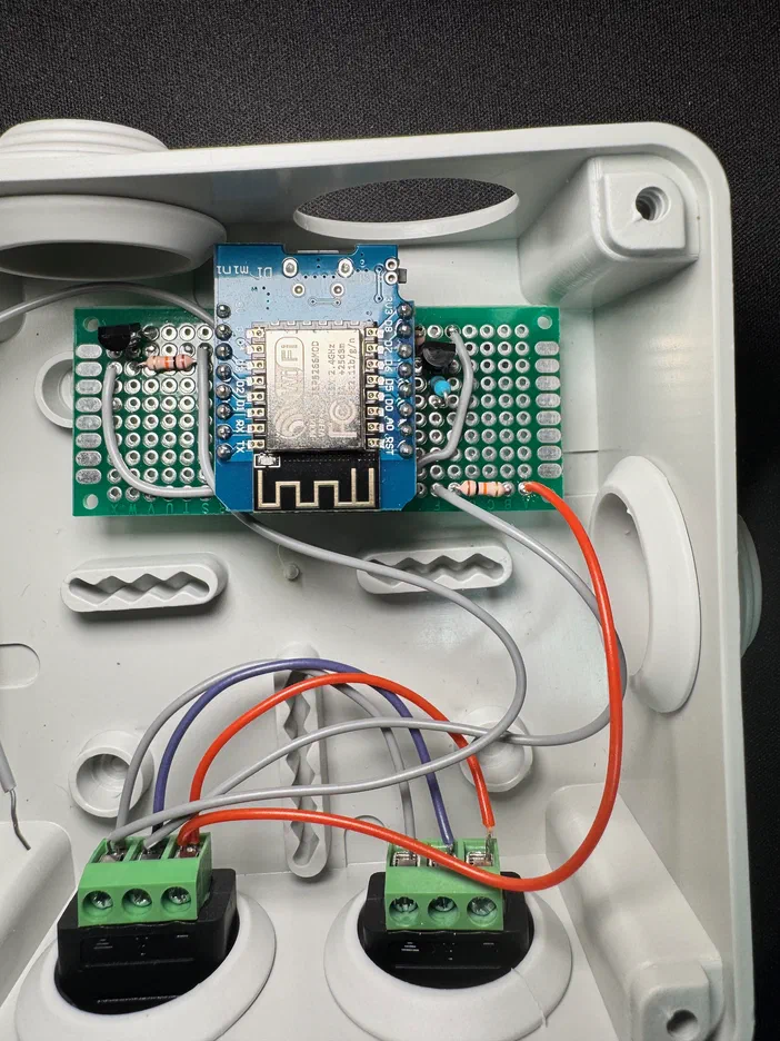 Montage électronique final sur plaque de prototypage avec connecteurs et câbles.