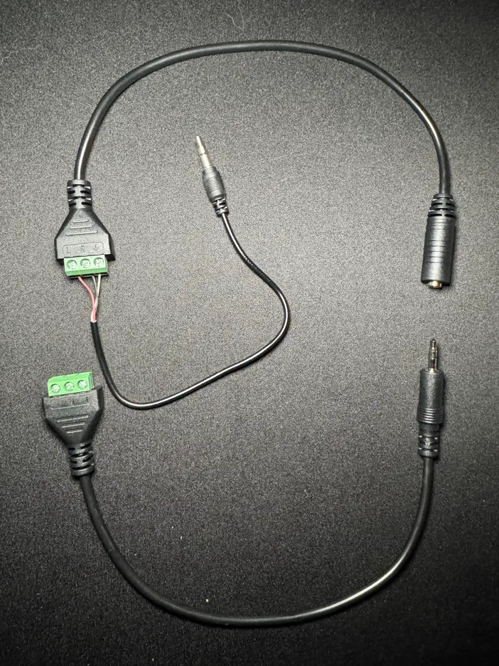 Câble de test électronique avec connecteurs mâles et femelles pour vérifier la continuité.