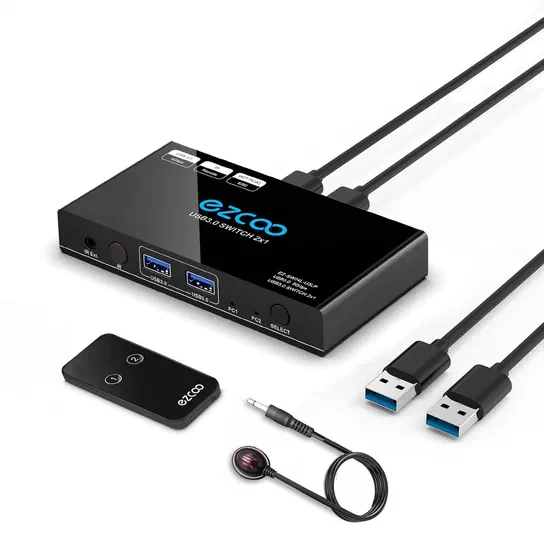 Image promotionnelle du switch USB ezcoo SW24L Switch USB ezcoo SW24L avec ses câbles et télécommande